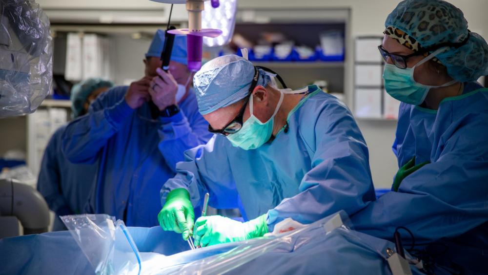 12 May 2021 – TMOC Magazine Summer 2021 Cardiology Clinical Trials – Cardiologist Matthew Latacha, MD, performs a Solve CRT clinical trial surgery as Methodist Physicians Clinic Clinical Research Coordinators DruAnne McMartin and Danielle Frodyma, Phd, along with members of EDR Clinical Consultant at Methodist Hospital on May 12, 2021. PHOTO by Daniel Johnson/Methodist Health System